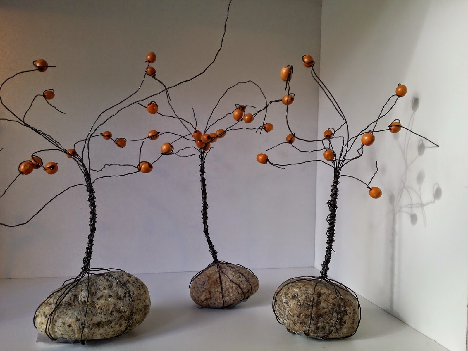 Skolbanken · Ståltrådsträd med sten och pärlor